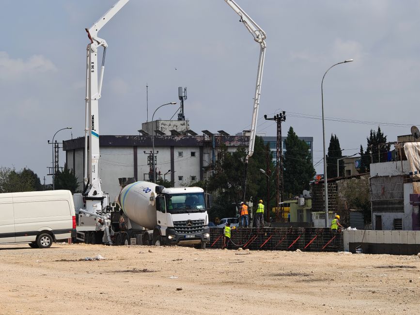 Jak wylać beton na ciasną działkę bez dewastacji ogrodu i utraty spokoju?